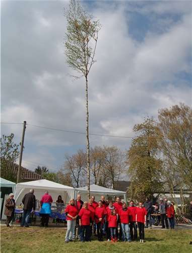 Unter dem Maibaum: das gastgebende Team von „Wallers“.