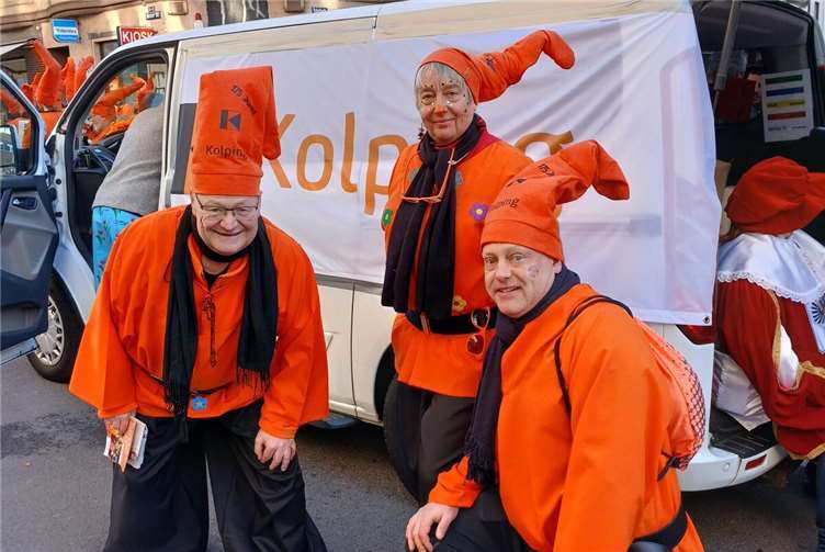 Unter dem Motto „175 Johr Kolping-Heinzel: Mer levve un schaffe für en bessere Welt“ ging es anlässlich des 175jährigen Kolping-Jubiläums als eine von 13 Gastgruppen auf die über sieben Kilometer lange Wegstrecke durch die Domstadt von der Severinstorburg im „Vringsveedel“ bis zur Mohrenstraße, unter anderem vorbei an 93 Tribünen. Foto: privat