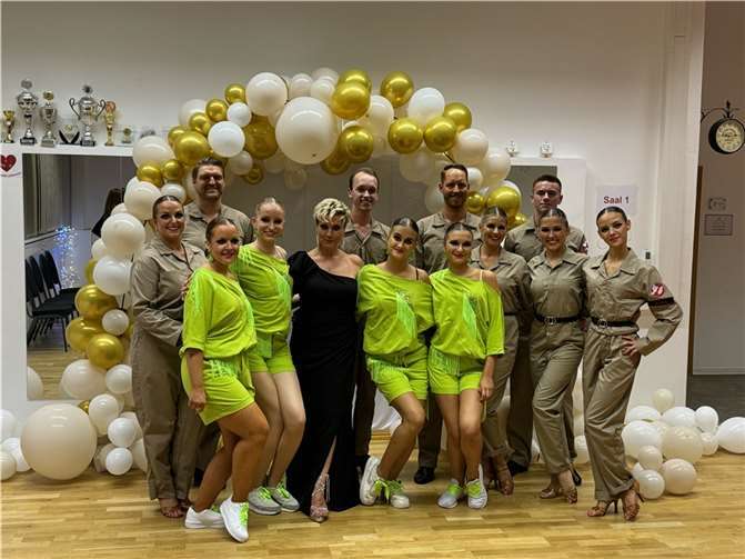 Unter dem Motto „A Night to Remember“ präsentierten die Tänzerinnen und Tänzer ein mitreißendes Programm, das von tänzerischer Vielfalt und kreativen Höhepunkten geprägt war. Quelle: TSG DanceXpress