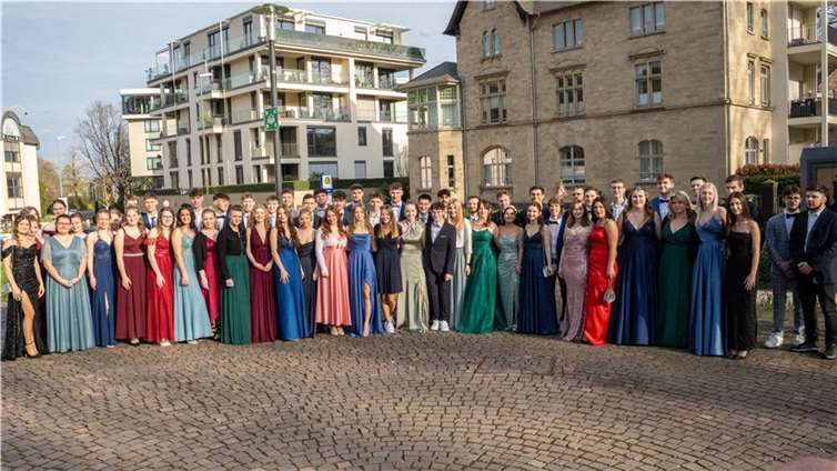 Unter dem Motto „ABIcolada - 13 Jahre mitgemischt“ stand die Abiturfeier des diesjährigen Abiturjahrgangs des Kurfürst-Salentin-Gymnasiums, die am 22.03.2024 in der Mittelrhein-Halle in Andernach stattfand. Foto: privat