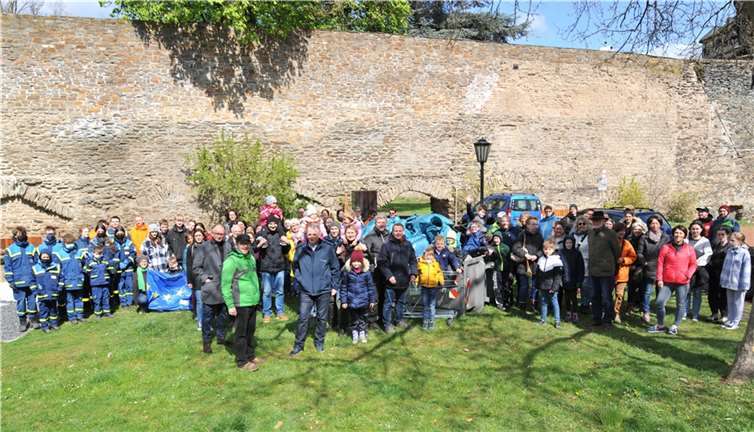 Unter dem Motto „Andernach räumt auf“ haben etwa 300 Freiwillige mit angepackt und drei Container mit einem Fassungsvermögen von je zehn Kubikmetern mit Unrat gefüllt.  Fotos: Stadt Andernach/Maurer