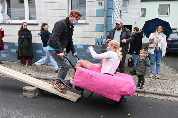 Schürreskarrerennen war wieder das Highlight Unter dem Motto Barbie und Ken gingen Niclas Koch und Kevin Möhren an den Start.