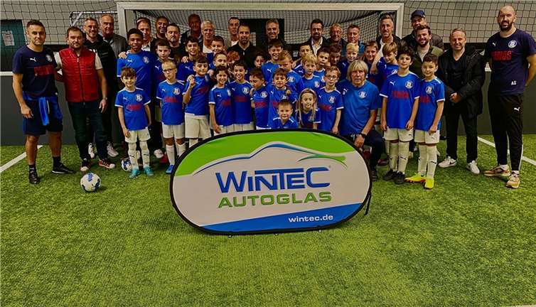 Unter dem Motto „Benachteiligen Kindern aus sozial schwachen Verhältnissen ein Fußballcamp mit namhaften Trainern zu ermöglichen“ hatte Wintec-Autoglas-Geschäftsführer Markus Buchcik zahlreiche Trainer und Vereinsvertreter aus der Region zu einer Infoveranstaltung in die „Goal-Base-Sportanlage“ in Urmitz eingeladen. Unter den vielen Gästen befand sich auch Ulf Kirsten. Foto: privat