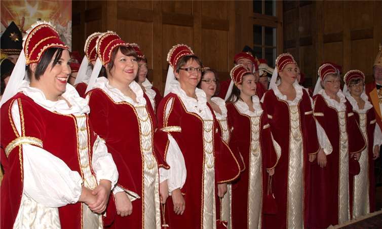 Unter dem Motto: „Burgen, Schlösser, Mittelrhein, wo kann Fastnacht schöner sein“ präsentierte sich dann auch der Hofstaat in sehr ansprechender und zum Thema äußerst gut passender Kostümierung.