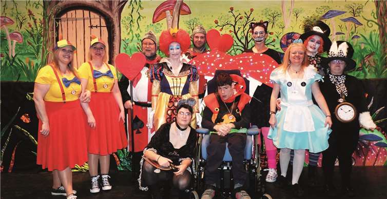 Unter dem Motto: „Comic und Superhelden – damals und heute“ führte Sitzungspräsidentin Melanie Rieß alias „Herzkönigin“ –Mitte- (hier mit ihrem Elferrat) souverän durch das Programm.