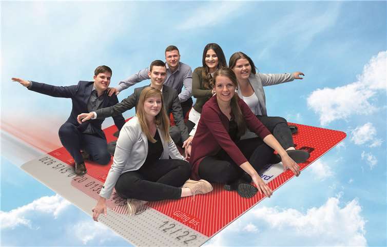 Unter dem Motto „Das Girokonto, das mehr kann“ forderten die diesjährigen Absolventen bei ihrer Aktion 2019 zu Challenges rund um die Mehrwerte des Girokontos auf: (v. l. n. r.) Marcus Ihrlich, Lisa Regnery, Fabian Mohr, Alexander Schaus, Yasemin Altunkaya, Sophie Missong und Lara Winterhagen.Foto: SPK