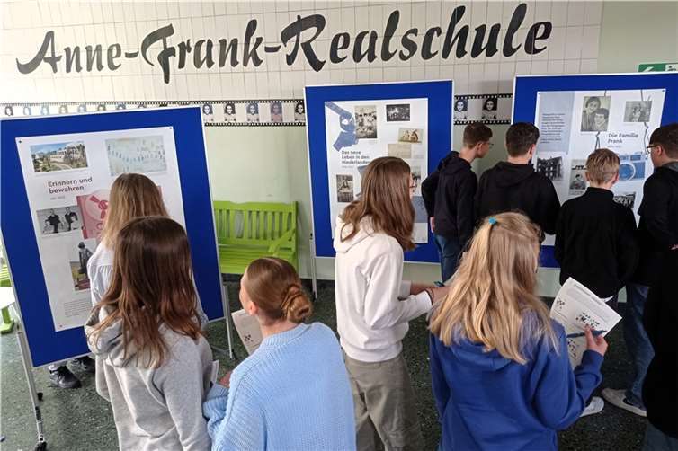 Unter dem Motto „Der Geschichte auf der Spur“ begannen die Schüler und Lehrer den Tag damit, sich über Tagebucheintragungen und -zeichnungen, aber auch über Interviews mit Zeitzeugen und einer Plakatausstellung mit der Lebensgeschichte Anne Franks sowie der Zeit des Nationalsozialismus und den Auswirkungen auf die Gesellschaft auseinanderzusetzen. Quellen: Anne-Frank-Realschule plus
