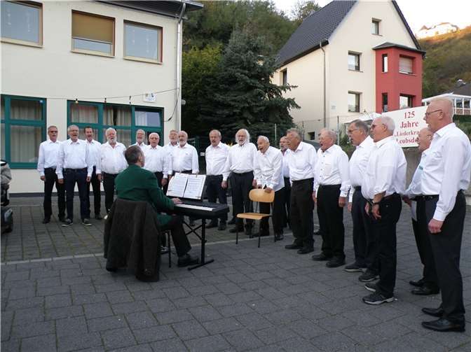 Unter dem Motto: „Erntedank Singen“ hatten die Sänger des Männergesangereins „Liederkranz 1896“ Leubsdorf zu ihrer 125-Jahrfeier auf dem „Franz-Josef Honnef“ Platz in der Mitte des Ortes eingeladen.Foto: privat