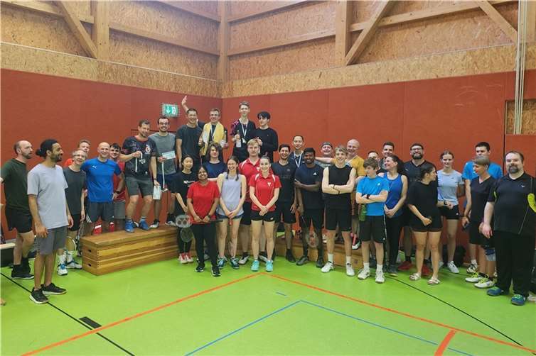 Unter dem Motto „Erspiel dir deine Federn“ kamen Badminton-Enthusiasten aus der Region zusammen, um in der Dreifachhalle in Meckenheim ihr Können unter Beweis zu stellen.  Fotos: MSV