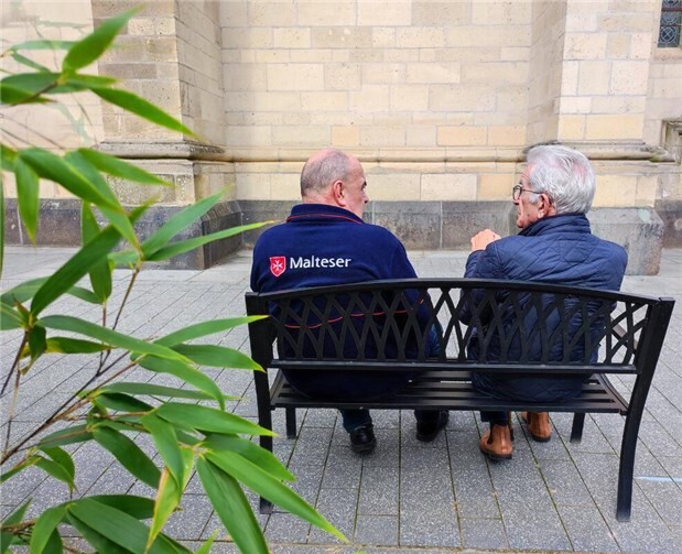 Unter dem Motto „Erzähl mir was …weil Nähe zählt“ verlegt der Malteser Hilfsdienst e.V. sein Erzählbank-Projekt in den Wintermonaten in verschiedene Wohn- und Pflegeeinrichtungen. Foto: Malteser Hilfsdienst e.V.