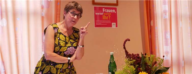 Unter dem Motto „Frauen der Kirche stehen auf“ referierte die Pastoralreferentin Jutta Lehnert aus dem Dekanat Koblenz (Bistum Trier) auf Einladung der Katholischen Frauengemeinschaft Deutschlands und der Katholischen Erwachsenenbildung Westerwald Positionen aus der Feministischen Theologie.Foto: GBA