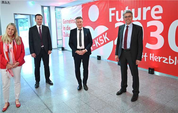 Unter dem Motto „Future2030“ begrüßten sie die KSK-MitarbeiterInnen zum „Markt der Projekte“ im Forum in Polch: KSK-Vorstandvorsitzender Karl-Josef Esch (rechts) und Vorstandsmitglied Christoph Weitzel (2.v.links) gemeinsam mit Dr. Jürgen Fischer (2.v.rechts) vom Institut für Unternehmenskultur aus Aachen mit Personalratsvorsitzender Anne Püsch (links). Foto: KSK Mayen/ Ralph Künzel