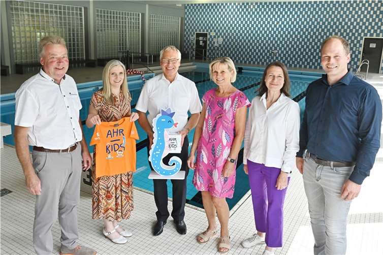Unter dem Motto „Gemeinsam für die Kinder und Jugendlichen im Kreis Ahrweiler“ haben sich sowohl die Jugendstiftung der Kreissparkasse Ahrweiler als auch die Schwimminitiative Ahr-Kids mit Unterstützung der DLRG mit hohen Beträgen für die Sanierung der Technik des Lehrschwimmbeckens der Schulstiftung Calvarienberg eingesetzt.  Foto:Hans-Jürgen Vollrath