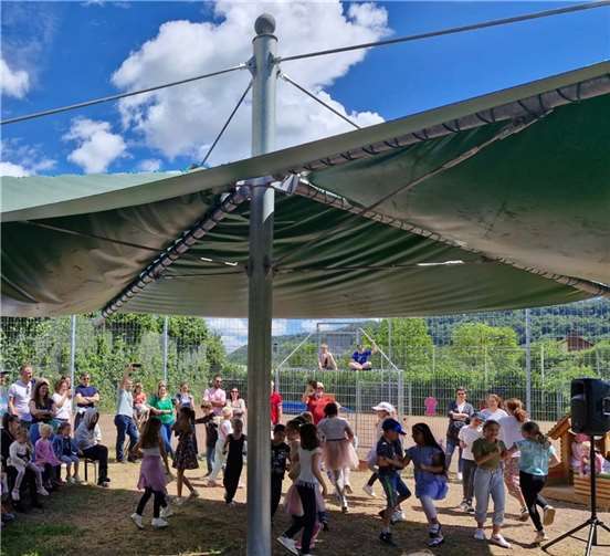 Unter dem Motto „Groß und Klein in Bewegung“ konnten die kleinen und großen Besucher Ihre Geschicklichkeit beim Bewegungsparcours, ihren Tastsinn beim Fühlpfad und ihre Kreativität beim Schwungtuch unter Beweis stellen. Foto: privat