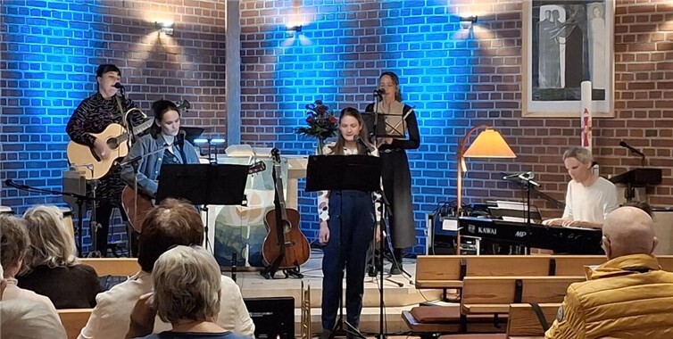 Unter dem Motto „Im Wesentlichen“ sangen und spielten die fünf Bandmitglieder der „Churchillers“ im Konzert in der ev. Gnadenkirche in Rheinbach Anfang November für die Zuschauer viele nachdenkliche und bewegende Lieder. Foto: privat