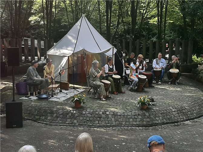 Unter dem Motto „Märchen und Musik im Park“ wurden bei strahlendem Sonnenschein von 14 Uhr bis 18 Uhr insgesamt 15 Märchen aus aller Welt frei vorgetragen. Foto: privat
