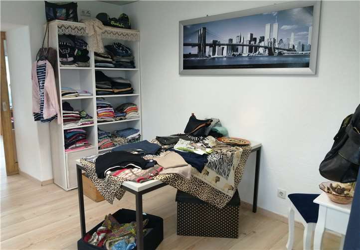 Unter dem Motto „Mode von Mensch zu Mensch - trag´s noch einmal“ wird eine große Auswahl an sehr gut erhaltener Kleidung angeboten.