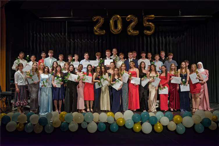 Unter dem Motto „Nach 10 Runden am Ziel!“ feierten die Klassen 10 A und 10 B der Hans-Dietrich-Genscher-Schule am 27. Juni 2025 ihren Schulabschluss. Gemeinsam mit ihren Familien, Lehrkräften und geladenen Gästen nahmen die Schülerinnen und Schüler des Abschlussjahrgangs ihre Zeugnisse entgegen. Foto: privat