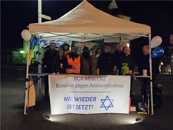 Unter dem Motto „Nie wieder ist jetzt!“ setzten die Mitglieder ein Zeichen gegen demokratiefeindliche Bestrebungen.  Quelle: Bündnis gegen Antisemitismus Koblenz