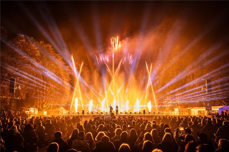 Unter dem Motto „One Vision“ präsentierte die beliebte Show aus Wasser, Feuer, Laser, Licht und Musik ein Plädoyer für Zusammenhalt, Hoffnung und Lebensfreude.  Foto: Dominik Ketz