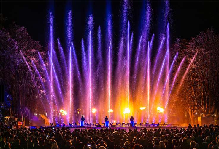 Unter dem Motto „One Vision“ verbindet die diesjährige Klangwelle Musik, Wasser, Feuer, Licht und Laser zu einem Erlebnis, das bewegt.  Foto:Dominik Ketz