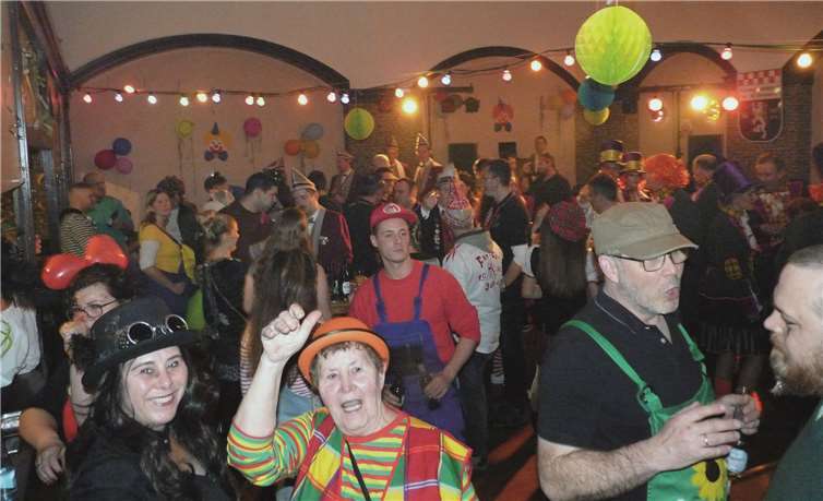 Unter dem Motto „Raum ist in der kleinsten Hütte“ wurde im Saal Bolz ausgelassen geschwoft.