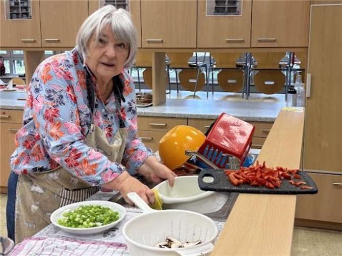 Unter dem Motto „Salze, Gewürze und Kräuter“ ging es in der Lernküche des Mülheim-Kärlicher Schulzenrums nicht nur um die Zubereitung leckerer Gerichte. Fotos: privat