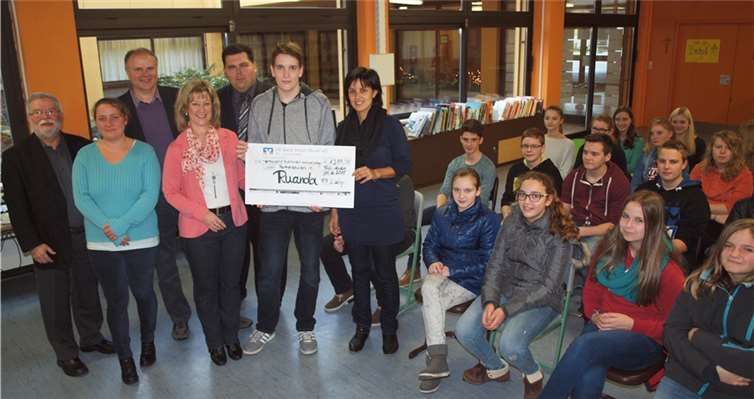Unter dem Motto "Schüler helfen Schülern" sammelte die Ruanda-AG der GRS+ Treis-Karden 1 289 Euro für die Partnerschulen in Afrika. Bei ihrem Besuch konnten die Koordinatoren von den Fortschritten vor Ort berichten. privat