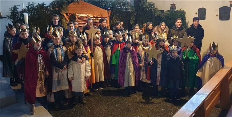 Unter dem Motto „Segen bringen, Segen sein, Frieden im Libanon und weltweit“ brachten Kinder und Jugendliche wie hier aus Nörtershausen und Pfaffenheck, in festliche Gewänder und Umhänge gehüllt, den Segen „C + M + B“ zu den Menschen. Foto: privat