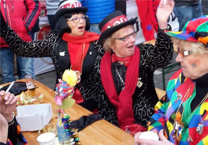 Unter dem Motto „Singen! Tanzen! Schunkeln!“ können sich die Marktbesucher schon mal bei bester Stimmung auf den Bendorfer Straßenkarneval einstimmen.Foto: privat