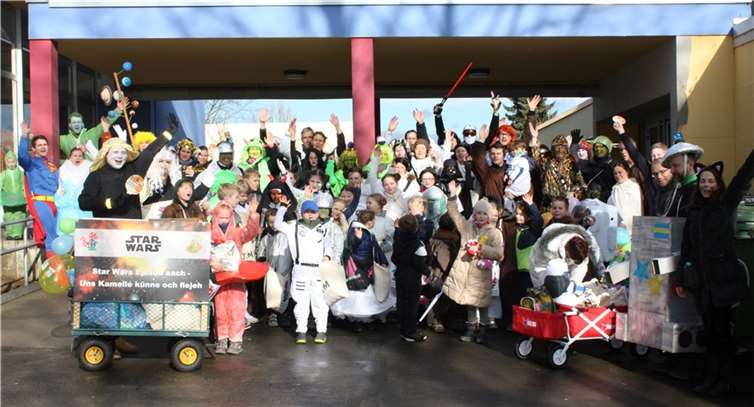 Unter dem Motto „Star Wars Episod aach - Uns Kamelle künne och flejeh“ zogen Jedi-Ritter und Co. durch Niederbachem.privat