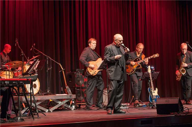 Unter dem Motto „Swinging Christmas“ gab es ein hörenswertes Konzertzur Vorweihnachtszeit in der Meckenheimer Jungholzhalle. Foto: JOST