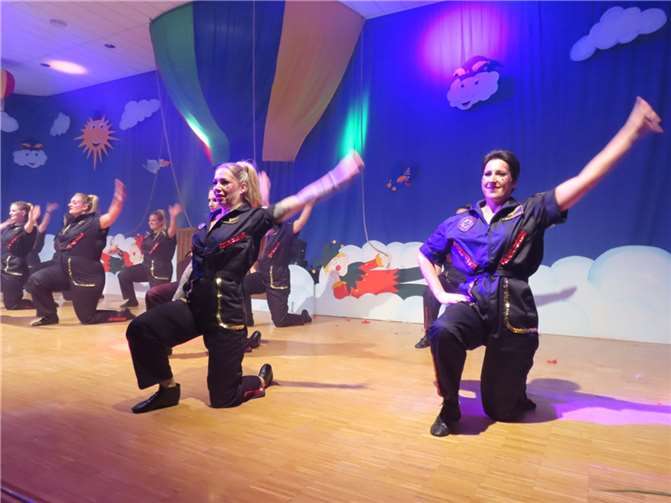 Unter dem Motto „Top Gun“ wurden von der Wolkener Tanzgruppe US-Flaggen geschwenkt und atemberaubende Tanzmanöver vollzogen.