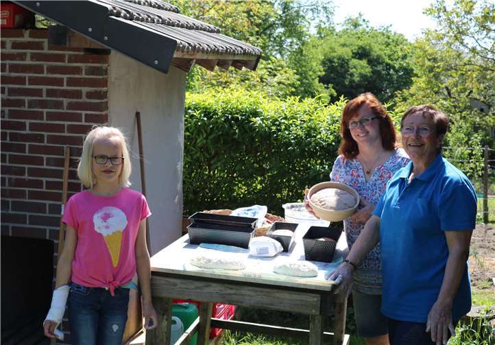 Unter dem Motto „Tradition trifft Nervenkitzel“ hatte der FloFa in den Kinderkräutergarten in Rengsdorf eingeladen, wo die mitgebrachten Brote im Backes gebacken wurden und die Autorin Ulrike Puderbach aus dem Kinderbuch „Der Schängel-Schatz“ vorlas. Foto: Sarah Kampen