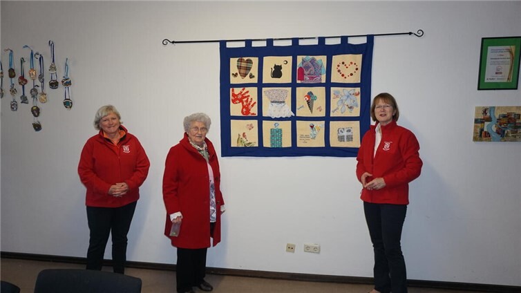 Unter dem Motto „Und ein Stück von Dir bleibt hier…“ begrüßte Angelika Neubauer, Vorsitzende des Ortsausschusses für Heimat- und Kulturpflege Heimerzheim e.V. (OHK), die Mitglieder der Diakonie Fluthilfe – Elke Feuser-Kohler, Nadine Schuster und Klaus-Peter Waltersbacher – im Alten Kloster Heimerzheim. Foto: privat