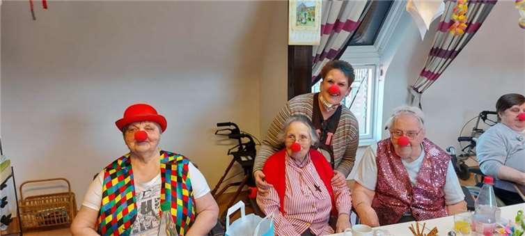 Unter dem Motto „Unser Zug fällt leider aus, darum feiert Ihr mit uns zuhaus“ besuchte die Vereinsvorsitzende Sabine Poell das CMS Altenstift Limbach und beschenkte die Bewohner mit insgesamt 145 bunten Karnevalstüten, gefüllt mit roten Clownsnasen, Tröten, Luftschlangen und jeder Menge Leckereien. Foto: privat