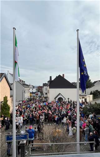 Unter dem Motto Urmitz bleibt bunt“ demonstrierten Jung und Alt gemeinsam. Foto: Luca Both