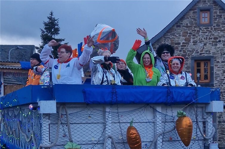 Unter dem Motto „Von Körmeresch durch die Galaxy“ fuhr der KKV mit einer bunten gebauten KKV Rakete durch das Dorf und erstrahlte die dunklen Straßen.