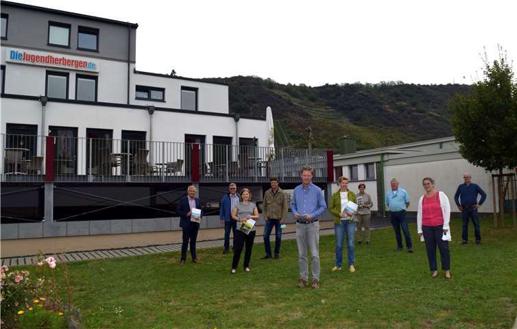 Unter dem Motto „Wenn an vielen kleinen Orten, viele Menschen viele kleine positive Dinge tun, wird sich das Angesicht unserer Erde zum Positiven verändern“, lud die Kreisverwaltung Neuwied zu einer Informationsveranstaltung ein. Landrat Achim Hallerbach freute sich über den Zuspruch der Winzer, die der Einladung in die Jugendherberge Leutesdorf gefolgt waren.Foto: Kreisverwaltung