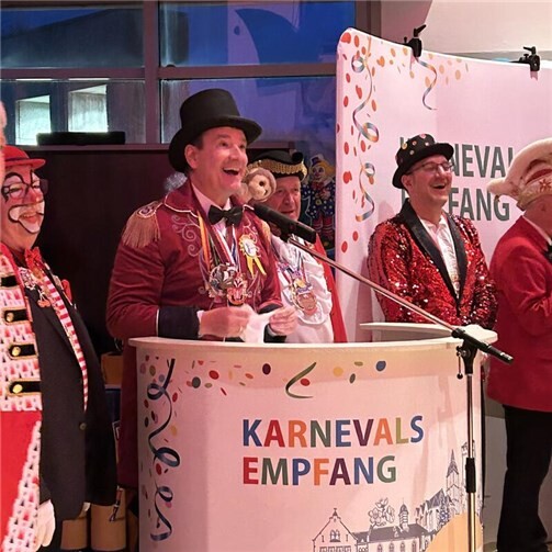 Unter dem Motto „Willkommen in der närrischen Manege“ eröffnete Bürgermeister Thomas Przybylla, in der Rolle eines Zirkusdirektors, das bunte Treiben mit einer gereimten Rede, die für viel Applaus und Lachen sorgte.