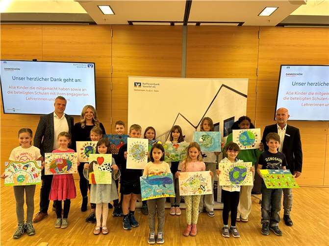 Unter dem Motto „Wir. Wie sieht Zusammenhalt aus?“ fand der 53. Internationale Jugendmalwettbewerb der Volksbanken und Raiffeisenbanken statt. Foto: Raiffeisenbank Voreifel eG