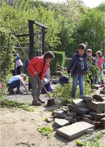 Unter dem Motto "Wir kümmern uns um unsere Schule" wurde fleißig gearbeitet und verschönert.  Privat