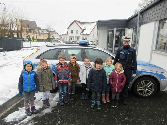 Unter dem Motto „Wir lernen Helfer-Berufe kennen“ bekamen die Vorschulkinder des evangelischen Kindergartens in Rüscheid Besuch von der PI-Straßenhaus. Foto: privat