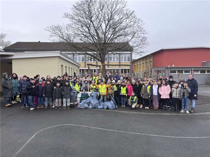 Grundschule St. Peter und Pro R(h)einheit machen sauber Unter dem Motto „Wir machen sauber!“ fand am vergangenen Donnerstag eine Aufräum-Aktion der Grundschule St. Peter in Zusammenarbeit mit der Abteilung Pro R(h)einheit der Klimawerkstatt Andernach statt. Foto: privat