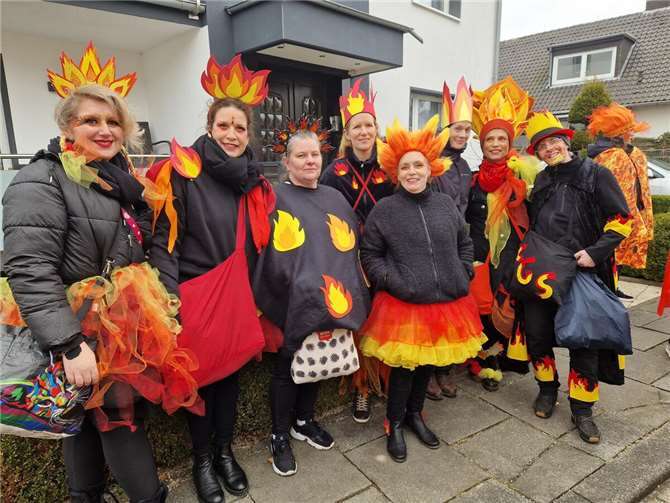 Unter dem Motto „Wir sind Feuer und Flamme für die KGS Merl“ zogen die Kinder, Eltern und Lehrkräfte in leuchtenden Rottönen und feurigen Kostümen durch die Straßen. Foto: privat