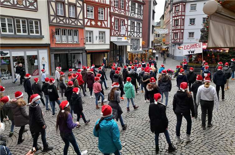 Unter dem Motto „Zusammen“ sorgten die Sportprofilklassen der Realschule plus Cochem für weihnachtliche Stimmung auf dem Carlfritz-Nicolay-Platz.Foto: Privat