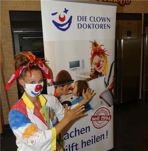 Unter dem Motto „lachen hilft Heilen“ engagieren sich die Clown-Doktoren für Kinder in Krankenhäusern.