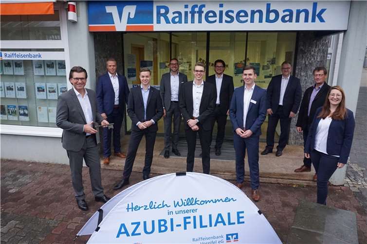 Unter dem Motto: „#raibagoesnachhaltig. Gemeinsam, einfach, nachhaltig für eine bessere Zukunft.“ startet die diesjährige Azubi-Filiale 2021 der Raiffeisenbank Voreifel eG in der Geschäftsstelle in Buschhoven.Fotos: Raiffeisenbank Voreifel eG