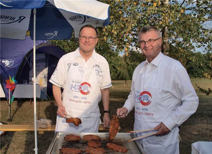 Unter dem Motto:„Christ grillt mit Saftig“ ging es für Thomas Christ (1. Vorsitzender des Kreisjugendring Mayen-Koblenz) und Landrat Dr. Alexander Saftig an den Grill zum gemeinsamen Grillen von Steaks und Würstchen (v.li.).