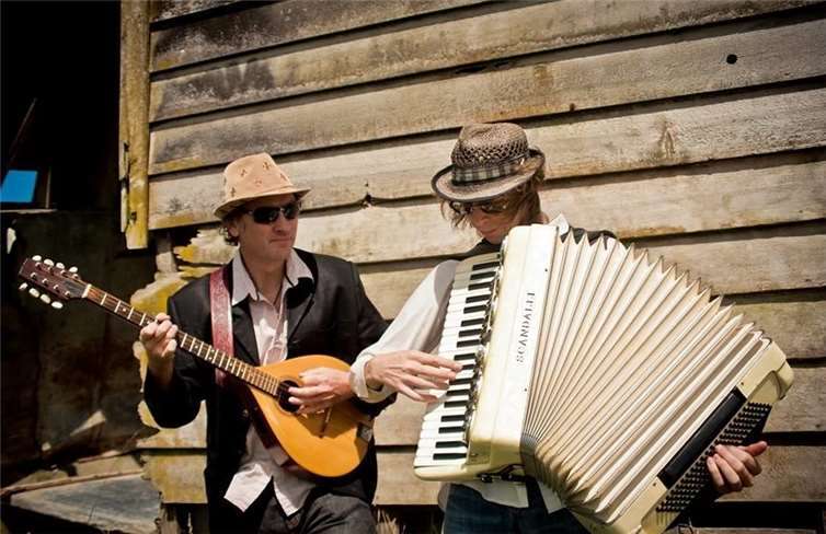 Unter dem Namen Alpaca Social Club präsentieren Jon Sanders und Craig Denham Weltmusik in beinahe allen ihren Facetten. privat